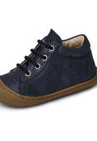 Námořnicky modrá semišová bota s perforovaným vzorem, šněrováním a gumovou podrážkou. Má měkkou vnitřní podšívku a třpytivé detaily.