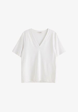 Biała koszulka z krótkim rękawem w dekolcie V, wykonana z gładkiej bawełnianej tkaniny, o luźnym kroju, bez widocznych wzorów czy akcentów.