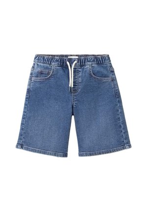 Blaue Jeansshorts mit elastischem Bund, weißem Kordelzug, vorderen Taschen und knielangem Saum auf weißem Hintergrund.