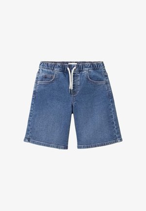 Blå denimshorts med elastisk talje, hvid snøre, forlommer og knælængdekant på hvid baggrund.