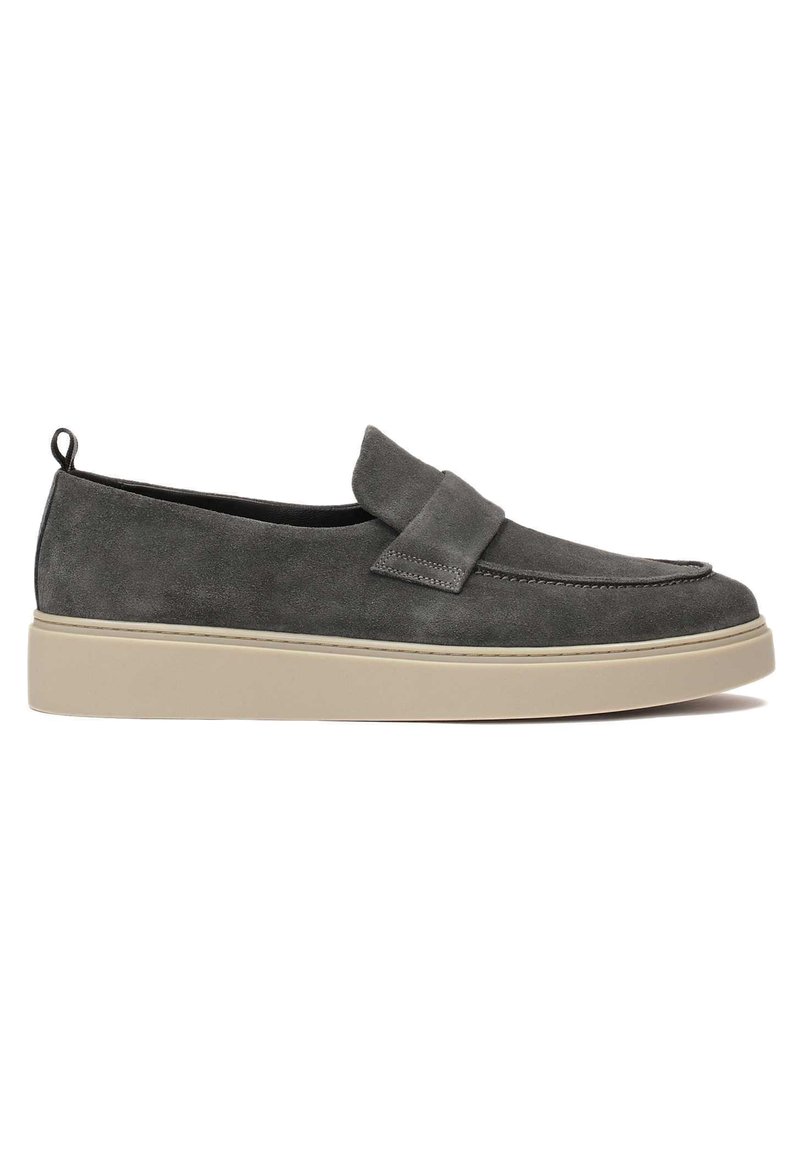 Mocasines de ante gris con una tira ancha en la parte superior, suela de goma beige y una lengüeta en el talón para facilitar el calzado. Textura suave.
