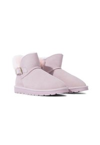 Las botas de tobillo de ante rosa presentan un suave y esponjoso forro, un acento de hebilla en el costado y una suela de goma texturizada para un mejor agarre.
