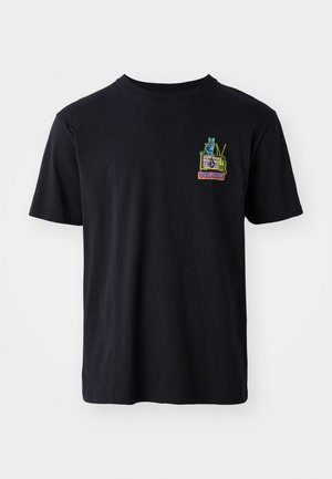 Schwarzes Baumwoll-T-Shirt mit kurzen Ärmeln, das ein farbenfrohes gesticktes Grafikdesign auf der linken Brust zeigt, das eine Katze auf einem alten Fernseher darstellt.