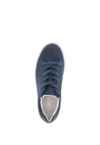 Marineblauwe suede sneaker met een witte rubberen zool, ronde neus, zes oogjes voor veters en zachte binnenvoering. Minimalistisch ontwerp zonder zichtbare logo's.