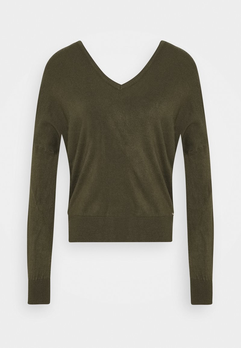 Pull vert olive à manches longues avec col en V, poignets et ourlet côtelés, présenté sur un fond blanc uni.