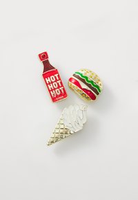 Tre mat themed pins: en rød hot saus flaske, en hamburger med grønne og røde accenter, og en sølv iskremkjegle med en teksturert vaffelbunn.