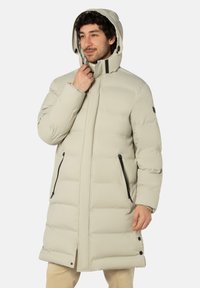 Hellgrauer Steppmantel mit Kapuze, ausgestattet mit einem Frontreißverschluss, zwei seitlichen Taschen und knielangem Design. Glatte Textur, elastische Bündchen.