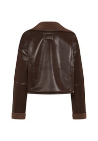 Giacca cropped in pelle marrone con un morbido colletto e polsini in shearling marrone, dotata di maniche lunghe e una finitura liscia e lucida.