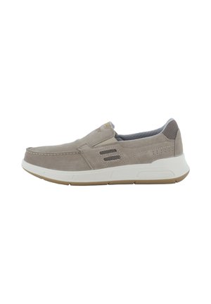 Scarpa da uomo casual slip-on in suede marrone chiaro con suola bianca e pannelli in mesh ventilati su tallone e lato, progettata per il comfort.