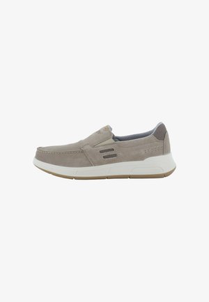 Scarpa da uomo casual slip-on in suede marrone chiaro con suola bianca e pannelli in mesh ventilati su tallone e lato, progettata per il comfort.