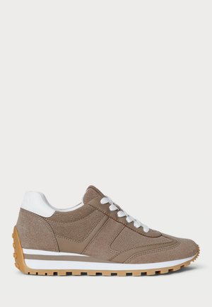 Sneaker in suede marrone con pannelli in rete, lacci bianchi e capellino bianco sul tallone. Presenta una suola in gomma con grip testurizzato per una maggiore aderenza.
