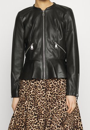Zwarte leren getailleerde jas met rits aan de voorkant, geviseerde zakken en een uitlopende zoom, gedragen over een rok met luipaardprint.