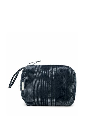Pochette en tissu noir avec des lignes blanches verticales en pointillés, une fermeture éclair sur le dessus et une petite sangle latérale pour porter ou suspendre.