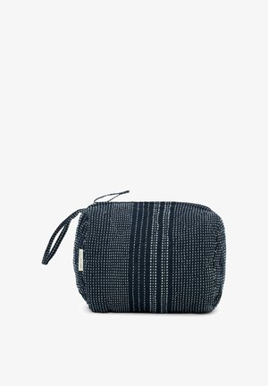 Pochette en tissu noir avec des lignes blanches verticales en pointillés, une fermeture éclair sur le dessus et une petite sangle latérale pour porter ou suspendre.
