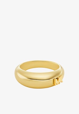 Anello in metallo color oro con un design liscio e arrotondato, dotato di un piccolo accento impresso "MK" su un lato.