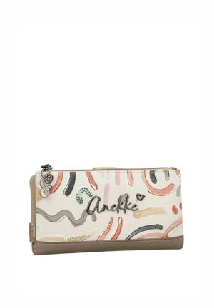Cartera rectangular beige con patrones abstractos de pinceladas multicolores y logo metálico "Anekke" en el frente, cierre superior con cremallera.