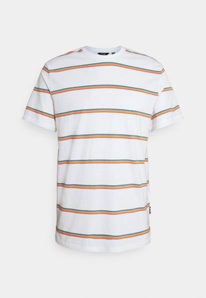 T-shirt blanc à manches courtes avec des rayures horizontales orange et grises uniformément espacées sur le tissu.