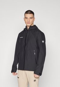 Veste imperméable noire avec fermeture éclair sur le devant, capuche réglable et deux poches latérales. Dotée d'un logo sur la poitrine et la manche. Texture lisse et mate.