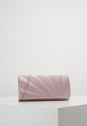 Obdélníkové světle růžové psaníčko se vzorem slunečních paprsků a řetízkovým stříbrným popruhem ležící na bílém povrchu proti jednobarevnému pozadí.