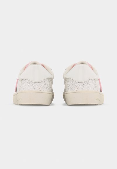 Ζεύγος λευκών αθλητικών παπουτσιών με ανοιχτό ροζ λεπτομέρειες, εμφανιζόμενα από πίσω, με διάτρητες πλαϊνές επιφάνειες και ελαστικές σόλες.