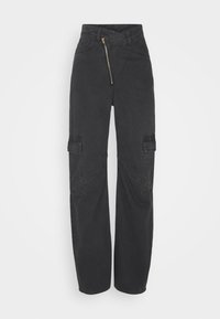 Pantalon cargo noir taille haute avec jambes larges, poches latérales et fermeture éclair asymétrique sur le devant.