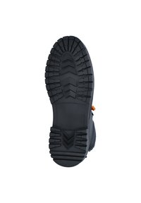 Suela de bota negra con patrones de tracción profundos y una sección media lisa. Presenta un pequeño acento naranja cerca del talón. Material de goma ligera.