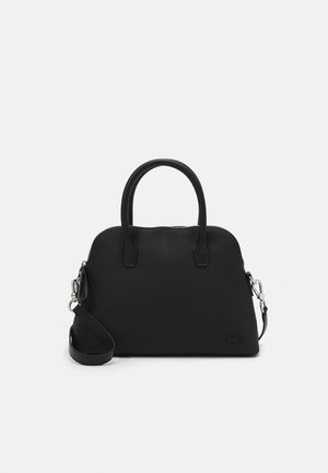 Zwarte handtas gemaakt van gestructureerd materiaal met twee ronde handvatten, een afneembare riem en een ritssluiting. Voorzien van een logo aan de voorkant.