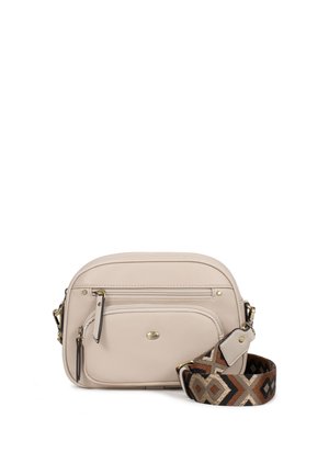 Beige leren crossbodytas met een ritsvak aan de voorkant en een afneembare brede schouderriem met bruin-zwart geometrisch patroon.