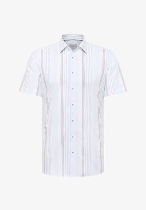 Chemise blanche à manches courtes avec boutons, ornée de fines rayures verticales noires et bleues, et un col pointu.