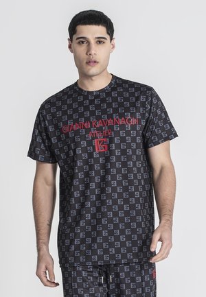 Sort kortærmet t-shirt med et gentaget gråt logo mønster, komplementeret med fed rød tekstbranding på fronten. Glat stofstruktur.