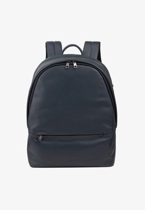 Sac à dos en cuir bleu marine avec deux sangles supérieures, une poche zippée à l'avant et une silhouette arrondie. Il est doté de fermetures éclair en métal argenté et d'une texture lisse.