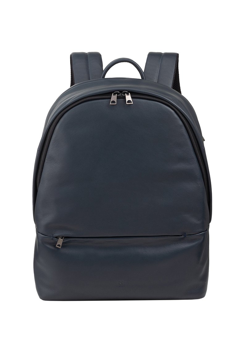 Mochila de cuero azul marino con dos correas superiores, un bolsillo frontal con cremallera y silueta redondeada. Presenta cremalleras de metal de tono plateado y textura suave.