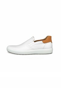 Scarpe bianche slip-on in pelle liscia con un accento in pelle marrone sul tallone. Presentano una punta arrotondata e una suola in gomma testurizzata.