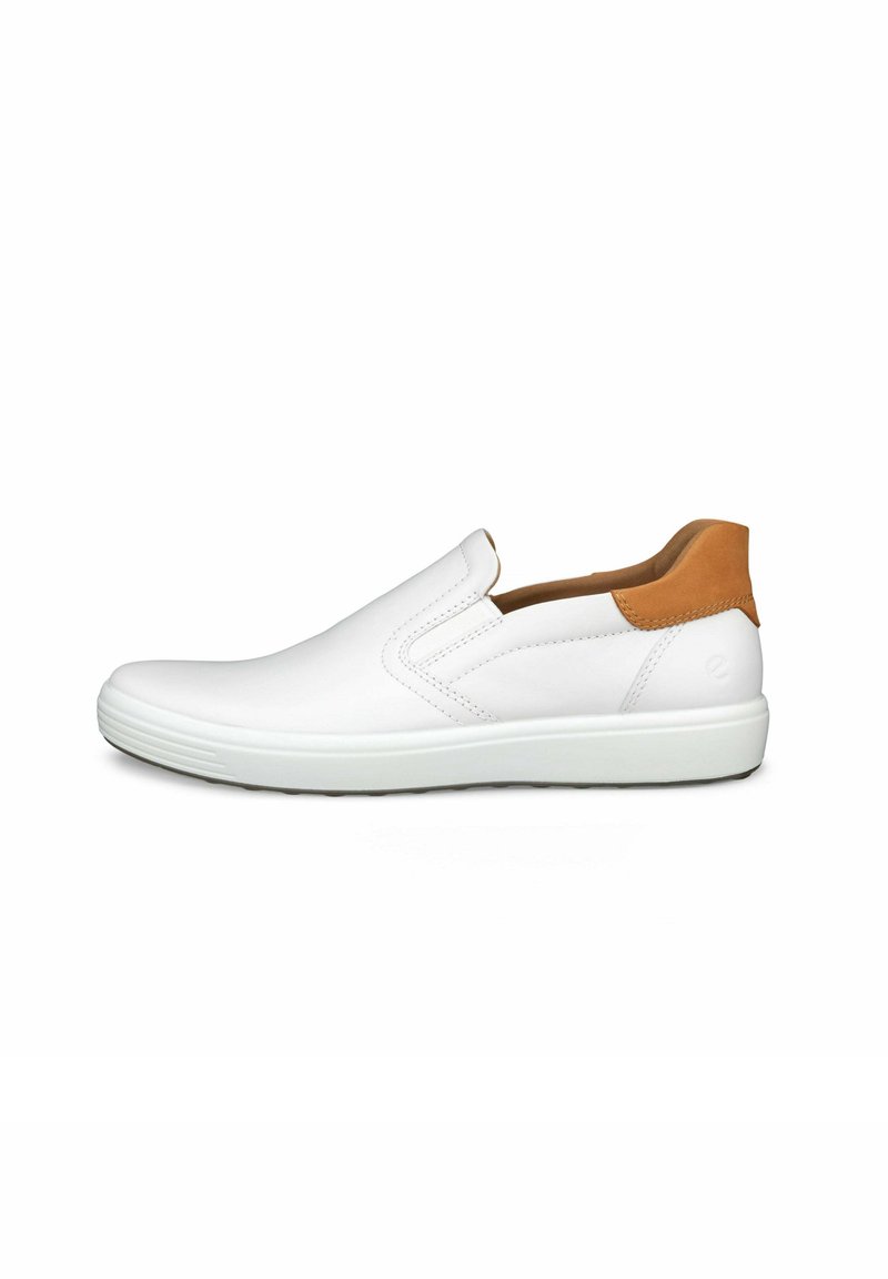Scarpe bianche slip-on in pelle liscia con un accento in pelle marrone sul tallone. Presentano una punta arrotondata e una suola in gomma testurizzata.