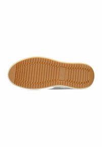 Schuhsohle mit einem tanfarbenen Gummi-Profil, das parallele und wellenartige Rillen aufweist; von einem weißen Rand umgeben für einen Kontrast.