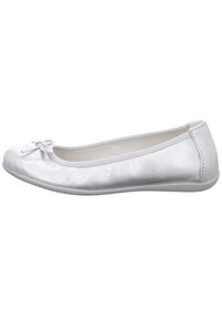 Ballet flat in materiale sintetico argento, con punta rotonda e dettaglio a fiocco sulla parte anteriore, dotata di suola in gomma texture.