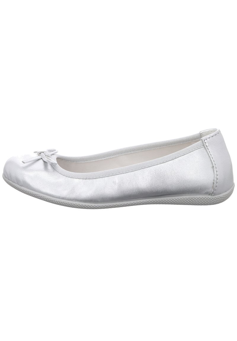 Ballet flat in materiale sintetico argento, con punta rotonda e dettaglio a fiocco sulla parte anteriore, dotata di suola in gomma texture.