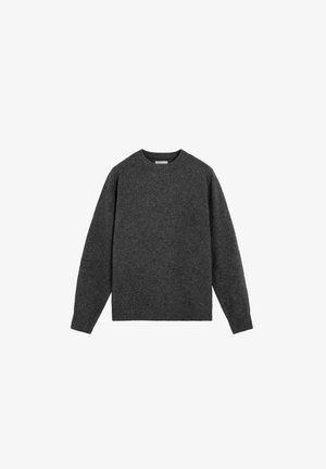 Suéter de punto gris con cuello redondo, mangas largas, y puños y dobladillo acanalados. Fabricado con hilo suave, presenta una textura lisa.