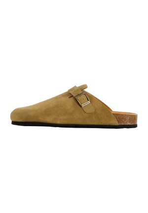 Sabot en suede tan avec une semelle en liège, doté d'une seule boucle métallique réglable et d'une semelle en caoutchouc noir texturé.