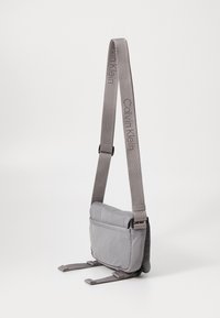 Calvin Klein Jeans OVER WEBBING CAMERA BAG UNISEX - Skulderveske - titanium