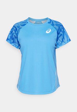 Hellblaues Sport-T-Shirt mit blauen, mesh-musternden Ärmeln. Es hat einen runden Halsausschnitt und ein kleines weißes Logo auf der Vorderseite.
