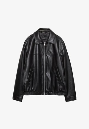 Giacca in pelle nera con collo a camicia, zip frontale e due tasche laterali. Presenta una texture liscia e un orlo arricciato in vita.