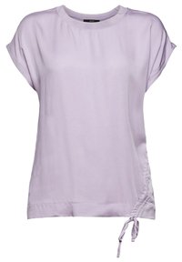 Blouse violet clair à manches courtes avec encolure ronde et détail de cordon réglable en bas à droite.