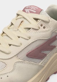 Krem i ružičaste tenisice s detaljima od mrežaste tkanine i brušene kože, krem vezicama i logotipom "Hi-Tec" na podstavljenom jeziku.