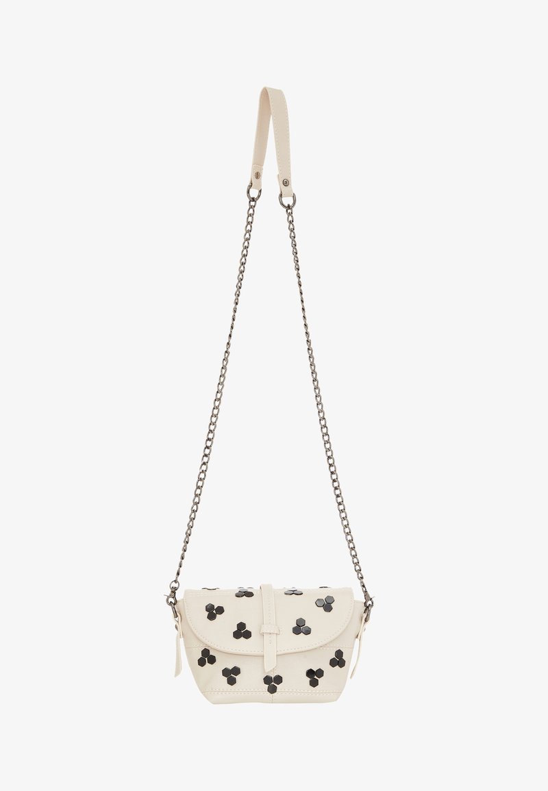 Cremefarvet læder crossover-taske med sorte hexagonale nitter. Har en klaplukning og en kædestropp. Kompakt rektangulær form.