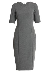 Robe grise ajustée en tissu doux, avec manches courtes, col rond, et coutures apparentes pour un look cintré.