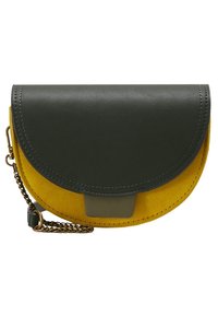 Mała torebka na ramię w kształcie półksiężyca z ciemnozieloną skórzaną klapką, musztardowo-żółtym zamszowym korpusem i ozdobnym brązowym łańcuszkiem jako paskiem.