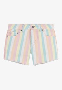 Pastel regnbue-stribede denimshorts med frontlommer, bæltestropper, metalknap og frynset kant på en hvid baggrund.
