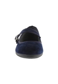 Zapato de gamuza azul marino con punta redondeada, cinta elástica en el empeine y suela de goma texturizada. Presenta un detalle de hebilla plateada brillante.