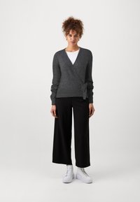 Vero Moda Tall VMRUBELLEFILE WRAP CARDIGAN - Adīta jaka - medium grey melange